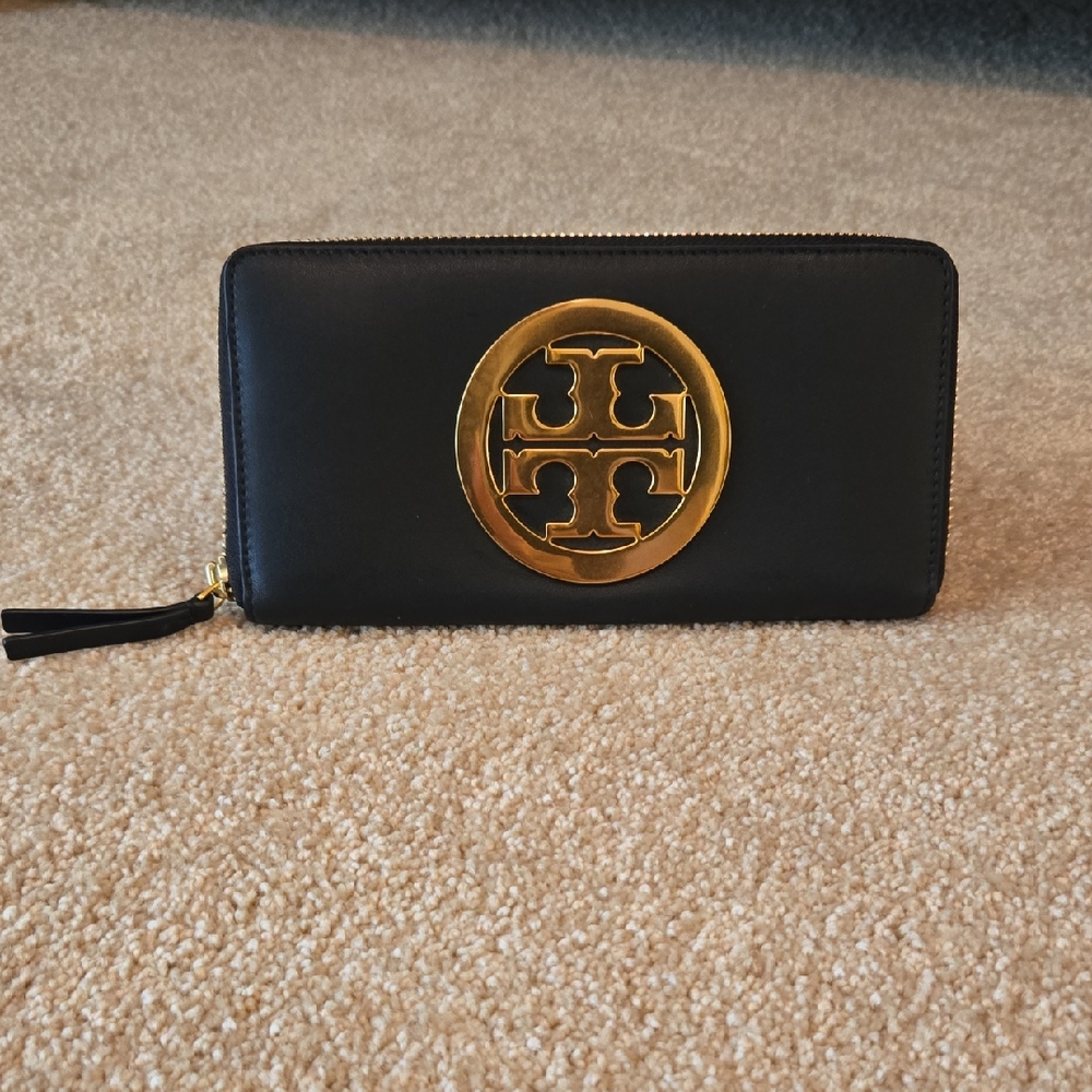 NEW Tory Burch Charlie Zip Continental Black Wallet with Gold Metal Logo